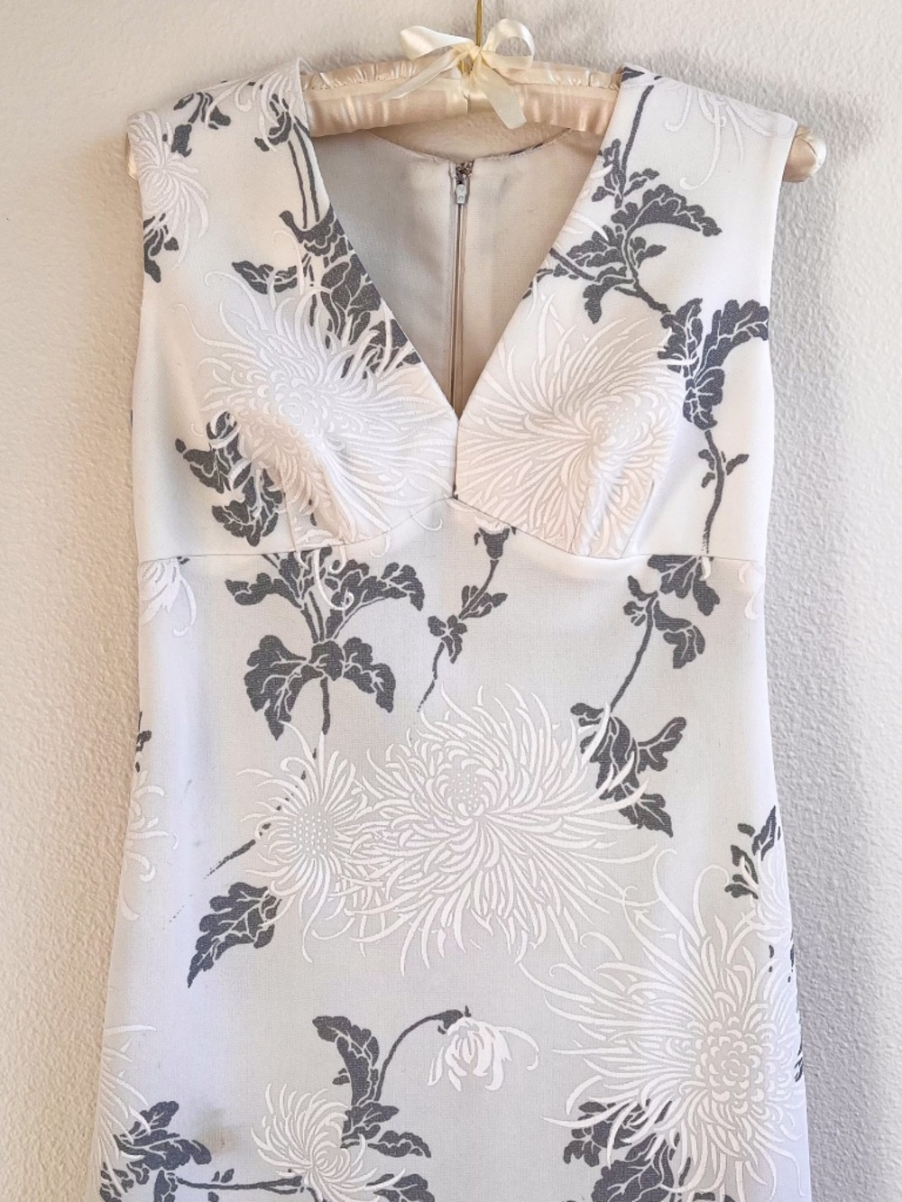 Vintage 1970s White Maxi Dress With Gray Floral Print (L) - Picture 5 of 12